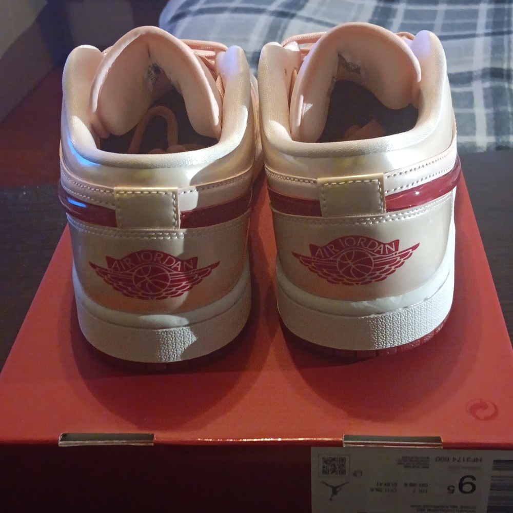 Air Jordan 1 Low SE Patent Valentines Day Womens 9.5 Mens 8 NWBox - Picture 5 of 9